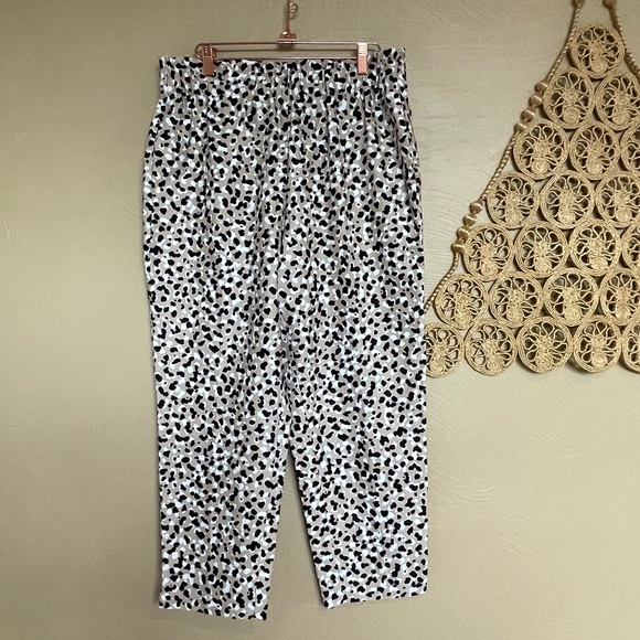 Ann Taylor Pull On Pant Leopard Print, Paper Bag Waist, Size large petite - Picture 3 of 14